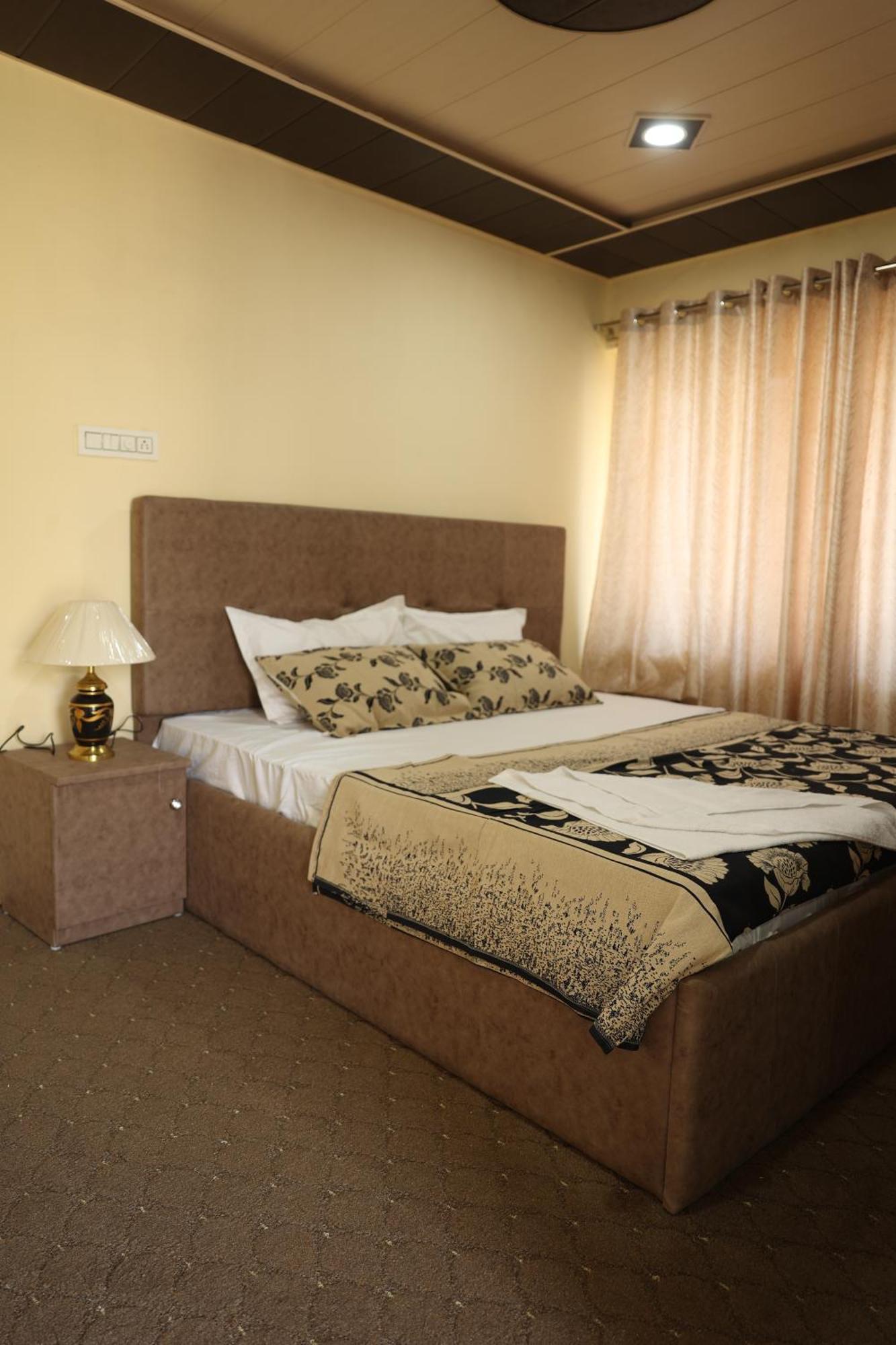 The Khayabaan - Luxurious Home Stay Away From Home Srīnagar Exterior foto